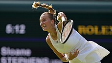 Petra Kvitová servíruje v zápase prvního kola Wimbledonu.