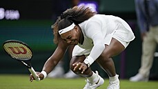 Serena Williamsová padá v zápase prvního kola Wimbledonu.