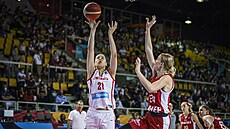 Veronika ípová zakonuje v utkání proti Chorvatsku na EuroBasketu 2021.