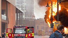 Brittí policisté a hasii zasahují u poáru na jihu Londýna. (28. ervna 2021)