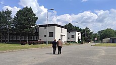 Správcová ubytovny Na �lajsi v Lan�hot� Libu�e Lucová doprovází handicapovaného...