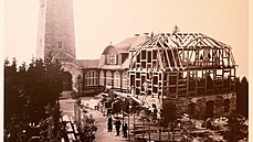 Historická fotografie ze stavby rozhledny erná Studnice