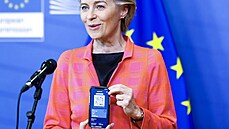 Pedsedkyn Evropské komise Ursula von der Leyenová ukazuje evropský digitální...