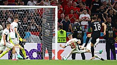 Německý záložník Leon Goretzka střílí postupový gól proti Maďarsku.