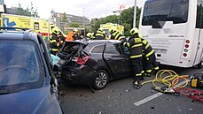 U nehody na Praze 4 zasahovali hasii i záchranná sluba. (22. ervna 2021)