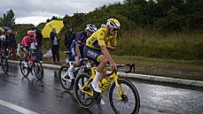 Mathieu Van Der Poel jede ve lutém dresu bhem tetí etapy Tour de France.