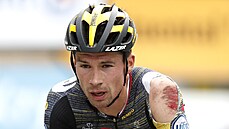 Sedený Primo Rogli dojídí do cíle tetí etapy Tour de France.