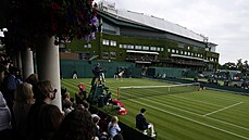 Tereza Martincová servíruje v prvním kole Wimbledonu.