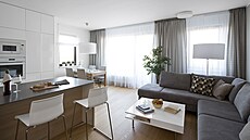 Vzorový byt Chabry - obývací pokoj je spojený s kuchyní. Bílá barva splývá se...