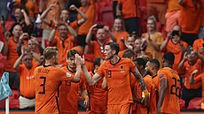 Nizozemci slaví gól na Euru 2021 před fanoušky v Amsterdamu.