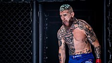 Slovenský MMA zápasník Samuel Kritofi vstupuje do klece na Oktagonu 25.