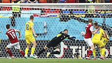 Rakušan Christoph Baumgartner (19) střílí gól Ukrajině.