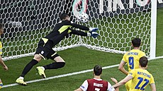 Ukrajinský branká Heorhij Buan poutí gól na Euru.