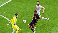 Nizozemec Memphis Depay v anci ped makedonským brankáem Stolem Dimitrievskym.