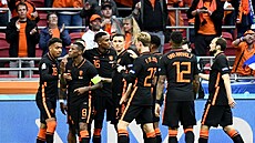 Radost nizozemských fotbalistů po gólu na Euru 2021.