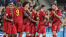 Fotbalisté Belgie oslavují gól v osmifinále ME proti Portugalsku.
