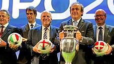 Michel Platini s pohárem pro fotbalové mistry Evropy