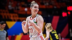 Bloruská basketbalistka Maryja Papovová v zápase se védskem