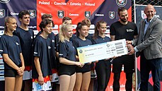 Mladí volejbalisté a volejbalistky spolu s Janem Hadravou a éfem eského...