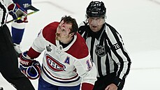 Zranný Brendan Gallagher z Montrealu opoutí led.