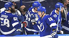 Ond�ej Palát (18) oslavuje se spoluhrá�i úsp�ch Tampa Bay Lightning.