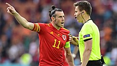 Naštvaný velšský kapitán Gareth Bale protestuje proti verdiktu rozhodčího...