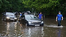 Auta uvízla v zaplavené ulici po silných detích v Moskv v Rusku 28. ervna...