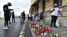Lidé zapalovali svíčky a pokládali květiny na místě, kde zemřel v sanitce muž,...