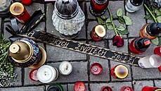 Lidé zapalovali svíčky a pokládali květiny 22. června 2021 v ulici U Hřiště v...