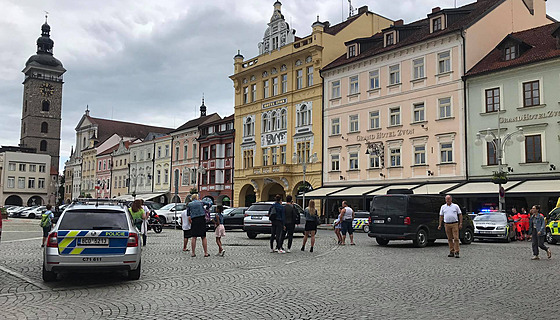 Policisté zaveli ást námstí Pemysla Otakara II. v eských Budjovicích....