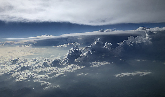 Bouřkové mraky zachycené pilotem Boeingu 737 nad jihem Moravy krátce před...