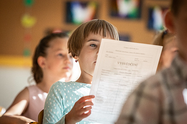 Lépe situovaným a dívkám v matematice učitelé víc nadržují, tvrdí studie