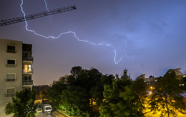 Na jihu a západě Čech hrozí silné bouřky. Meteorologové očekávají přívalový déšť i rozvodnění řek