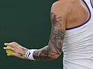 Tereza Martincová servíruje ve Wimbledonu.