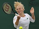 Kateina Siniaková se soustedí na forhend v prvním kole Wimbledonu.