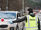 Slovenská policie kontroluje kvli koronaviru auta na píjezdu z eska ve...