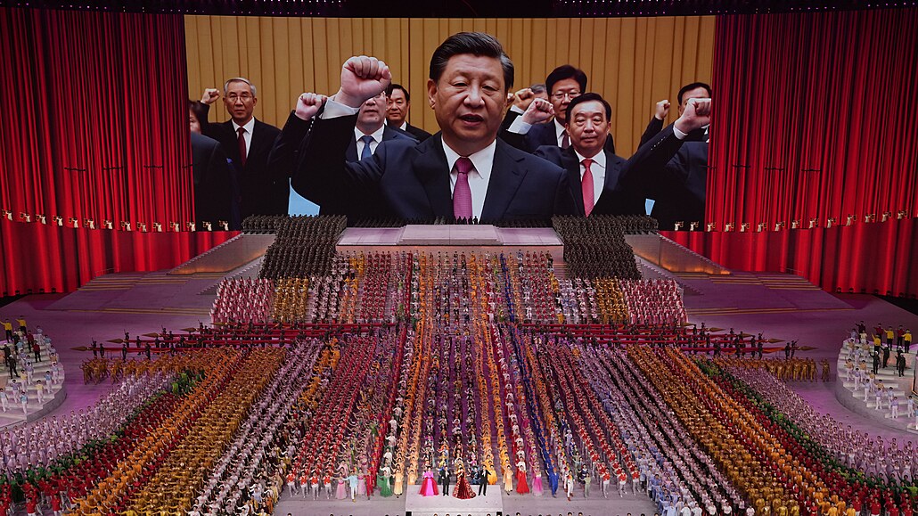 Mocný vdce Si in-pching (uprosted) slaví v Pekingu se pikami komunistické...
