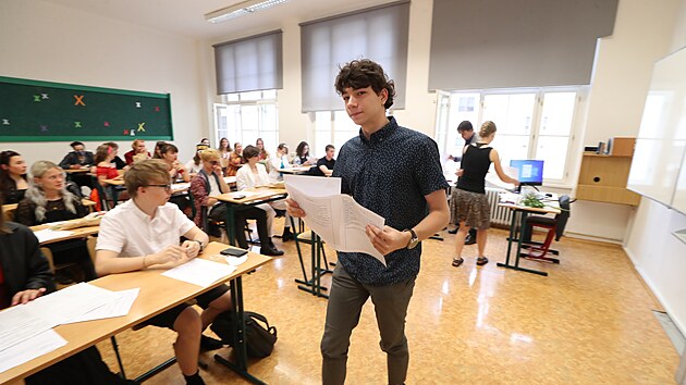 Vysvědčení dostávali žáci v pražském Gymnáziu Na Zatlance prezenčně. (30 června 2021)