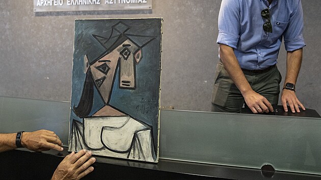 Řecká policie ukázala novinářům nalezený obraz od malíře Pabla Picassa. (20. června 2021)