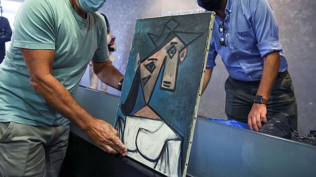 Řecká policie ukázala novinářům nalezený obraz od malíře Pabla Picassa. (20. června 2021)