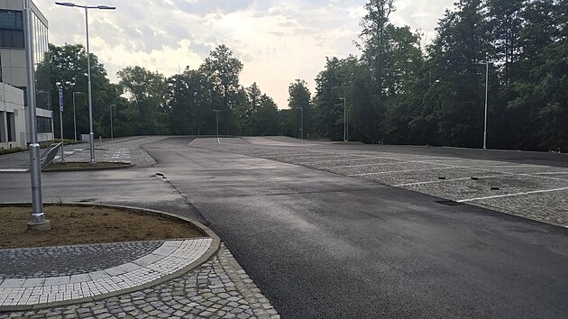 Velkou parkovací plochu, která vznikla v Žižkově ulici mezi novostavbou krajské knihovny a promenádou podél řeky Sázavy, radnice označuje za první brodské záchytné parkoviště.