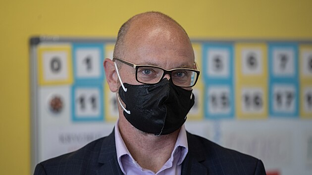 Ministr �kolstv� Robert Plaga p�edal vysv�d�en� ��k�m prvn� t��dy na Z� V�ry ��slavsk� na pra�sk�ch Pet�in�ch. (30. �ervna 2021)