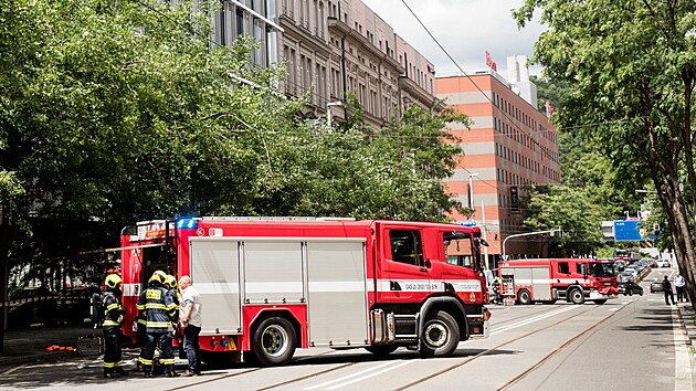 Policie evakuuje kvůli bombové hrozbě budovy společnosti Seznam.cz. (30. června 2021)