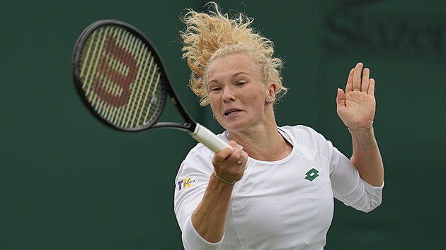 Kateřina Siniaková se soustředí na forhend v prvním kole Wimbledonu.