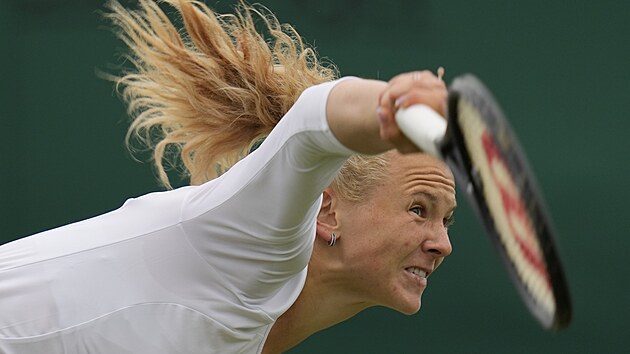 Kateřina Siniaková podává v prvním kole Wimbledonu.