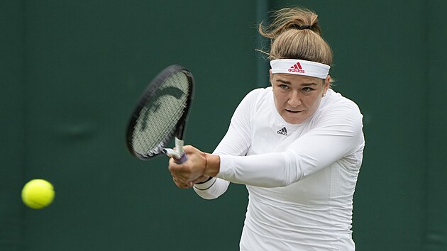 Karolna Muchov hraje bekhend v prvnm kole Wimbledonu.