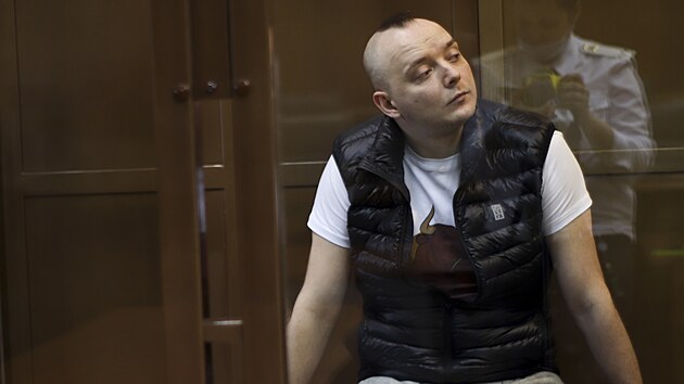 Poradce šéfa ruské vesmírné agentury Roskosmos a bývalý novinář Ivan Safronov před moskevským soudem. Safronov je obviněn ze špionáže pro českou a americkou rozvědku. (30. června 2021)