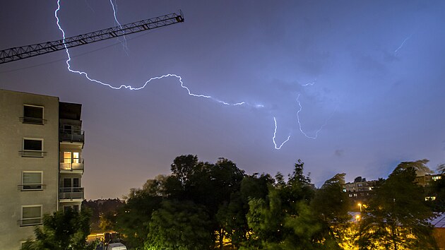 Silná bouřka se v noci přehnala i v Hradci Králové. (29. června 2021)