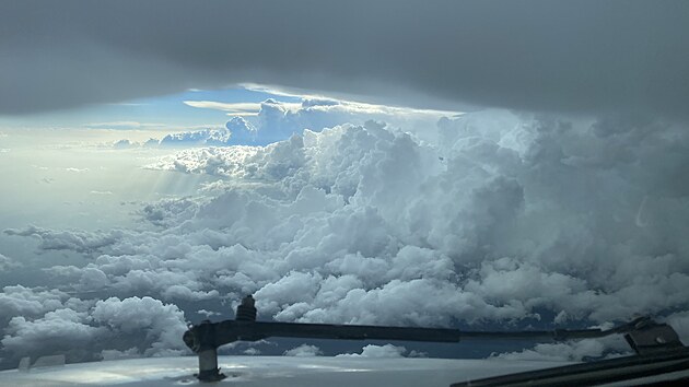 Boukov mraky zachycen pilotem Boeingu 737 nad jihem Moravy krtce ped derem tornda ve tvrtek 24. ervna 2021. 