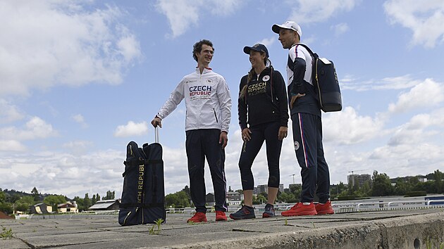 Lezec Adam Ondra (zleva) a vodn slalomi Kateina Minak Kudjov a Ji Prskavec pzuj fotografm po fasovn sportovn olympijsk kolekce pro hry v Tokiu.